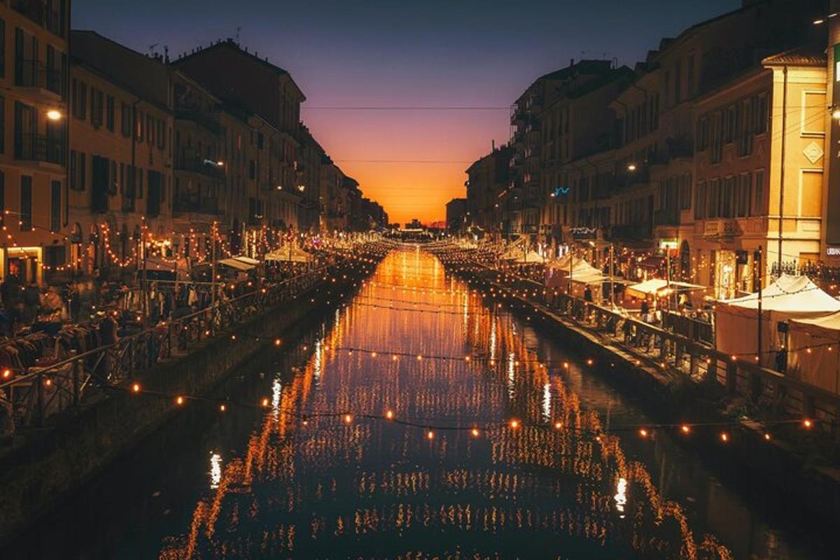 una vista di una strada cittadina di notte con luci