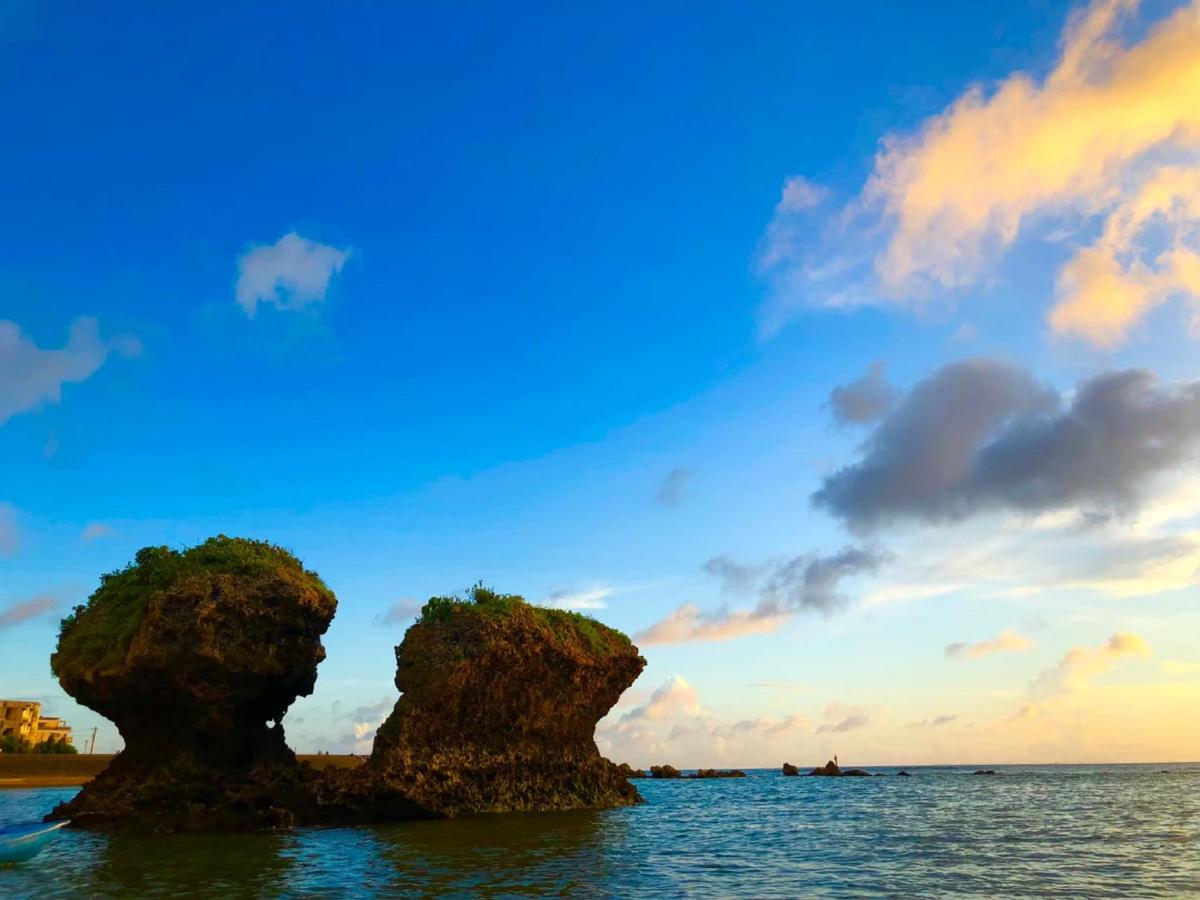 曇り空の下の海にある2つの岩
