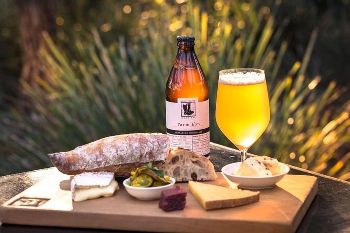 una bottiglia di birra e un piatto di formaggio e pane