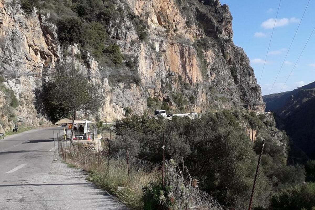 uma montanha com uma estrada na frente
