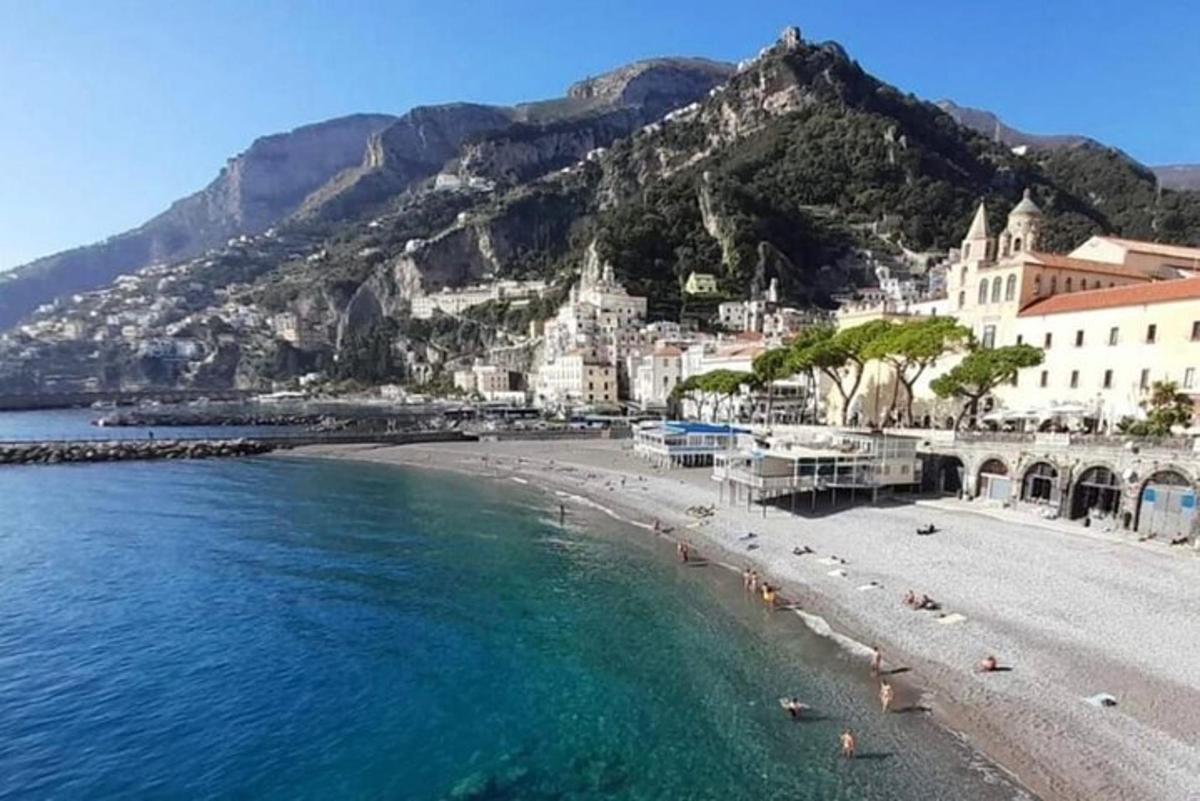 uma vista de uma praia com edifícios e uma montanha