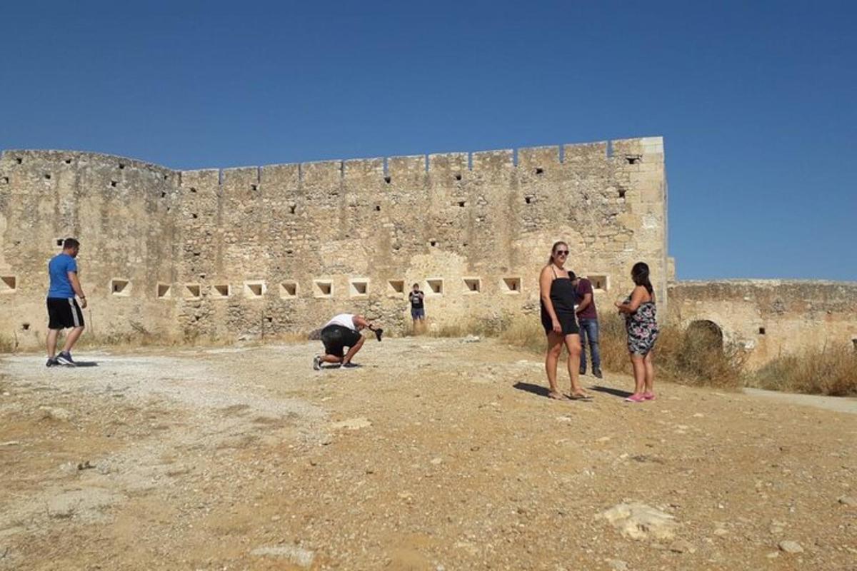 קבוצת אנשים עומדת מול טירה