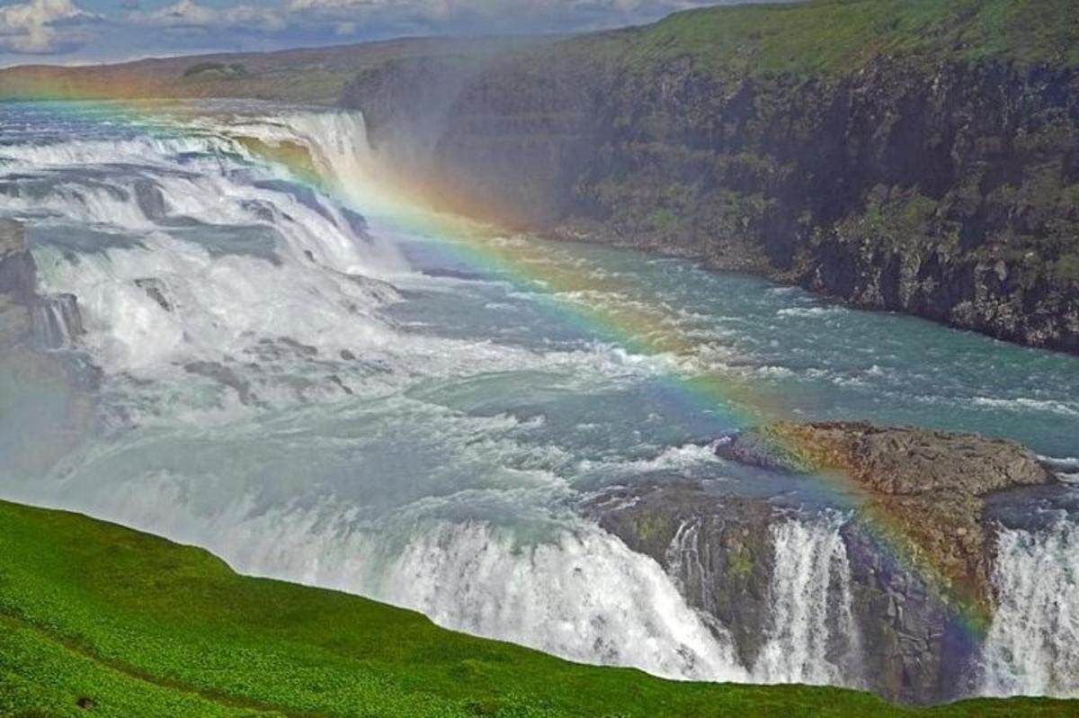 un arcoíris en medio de una cascada