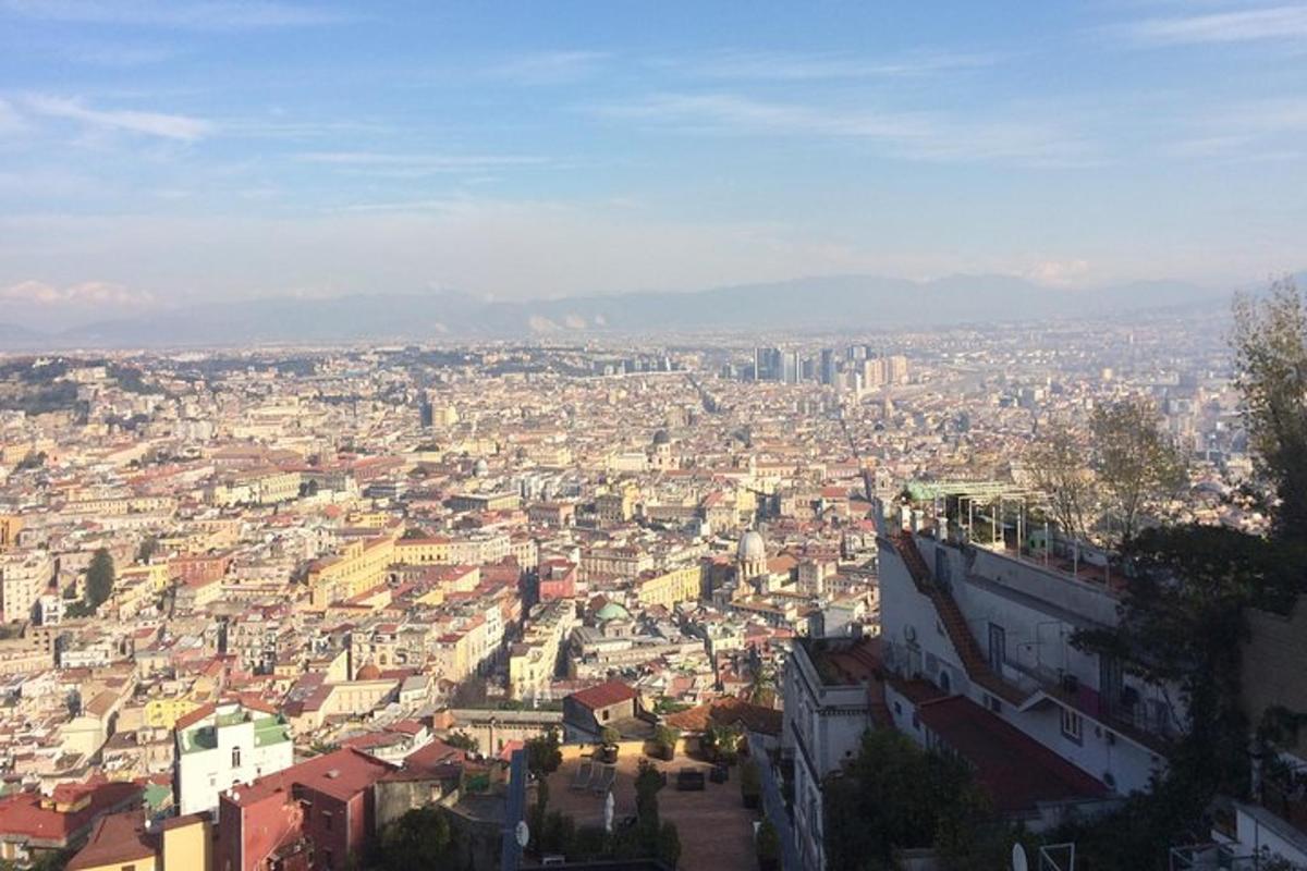 uma vista de uma grande cidade com edifícios