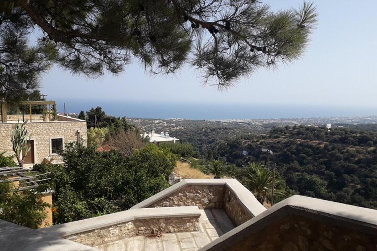 una vista dell'oceano da una casa