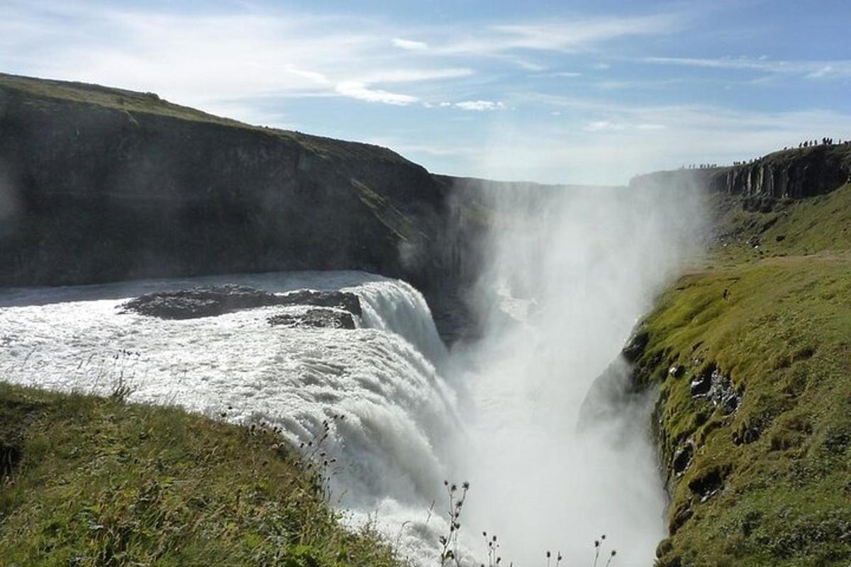 Una cascada en medio de una montaña con agua en ella.