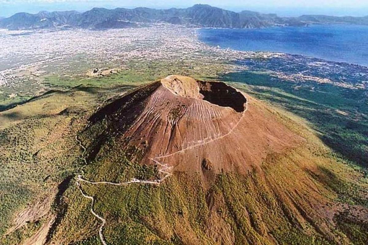 uma vista aérea de uma montanha com o oceano