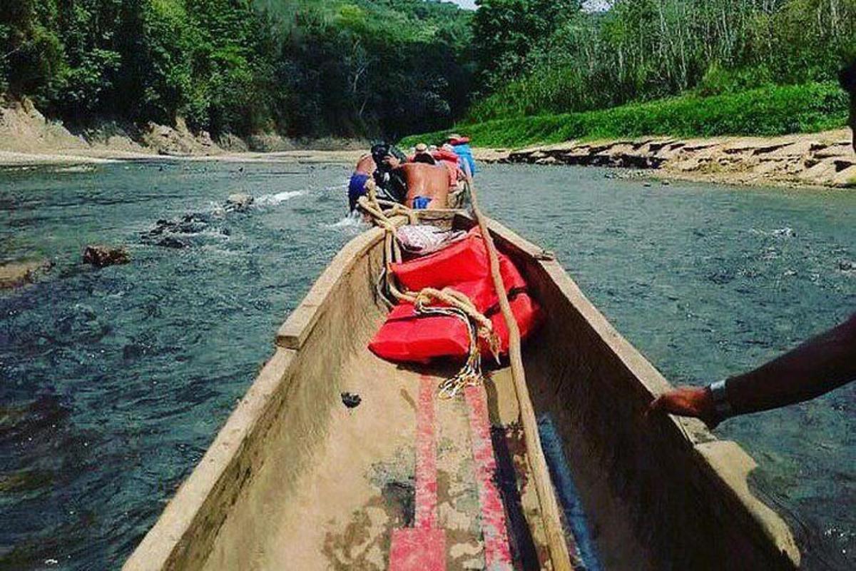 um grupo de pessoas em um barco na água