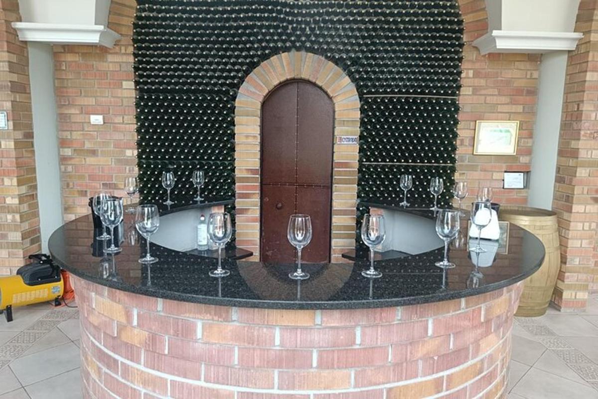 bar s vinnými sklenicemi na cihlové zdi