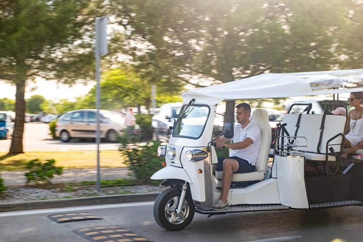 seorang lelaki duduk di dalam kereta golf memandu di jalan