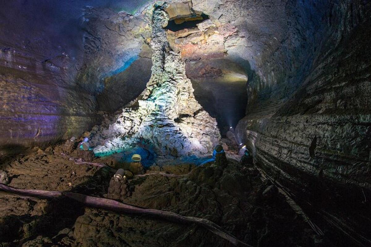 Una vista aérea de una cueva con gente dentro.