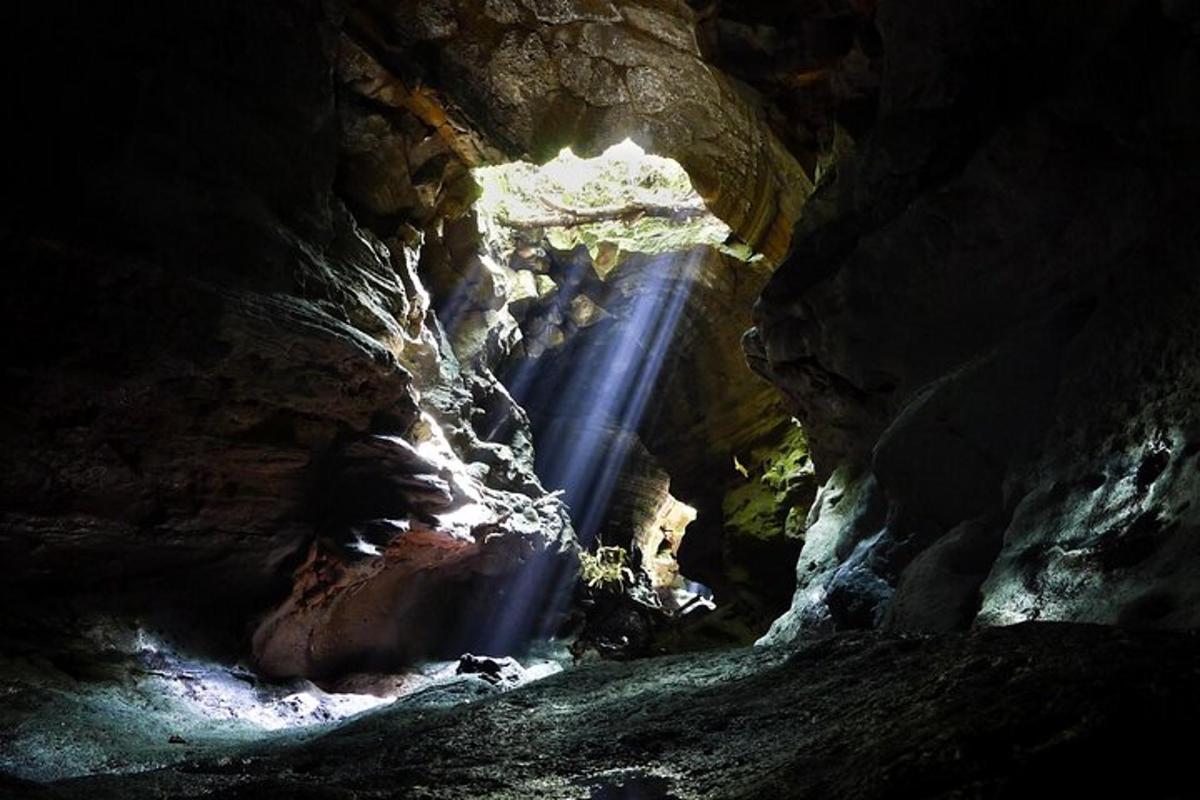 sebuah gua dengan air terjun di tengah-tengahnya