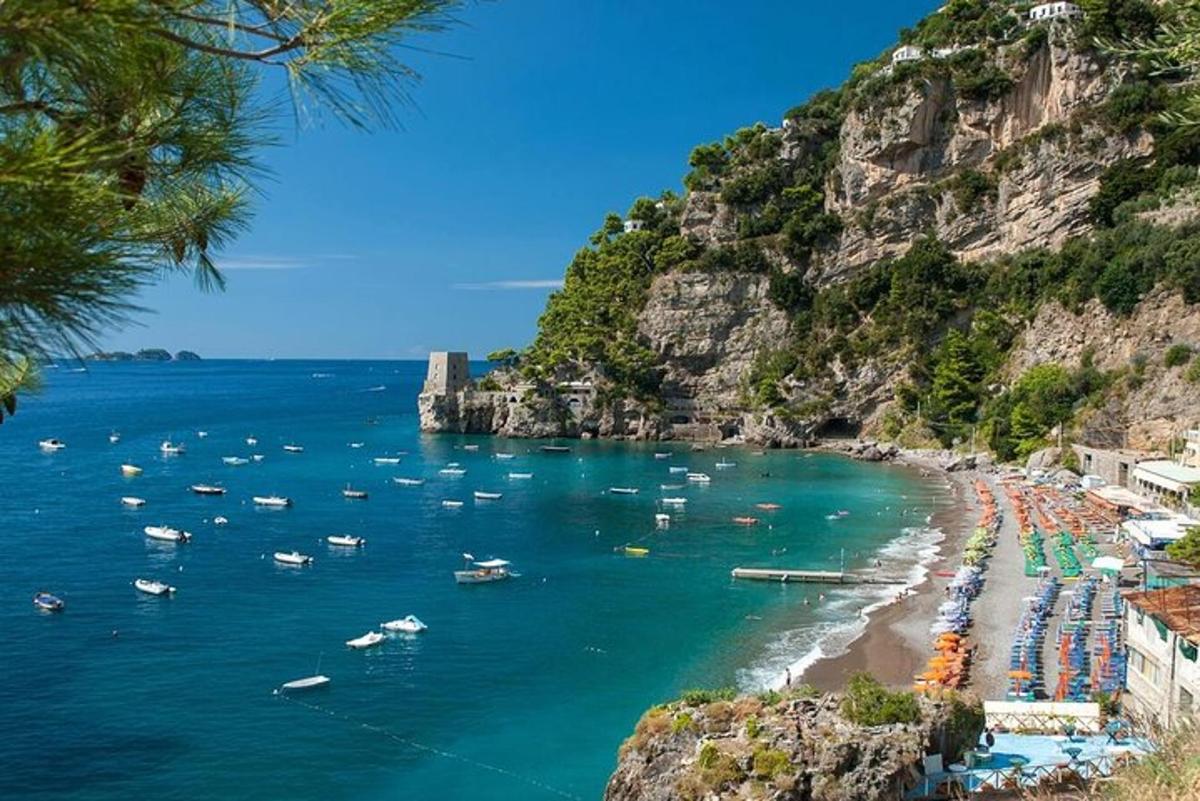 vista d'una platja amb vaixells a l'aigua