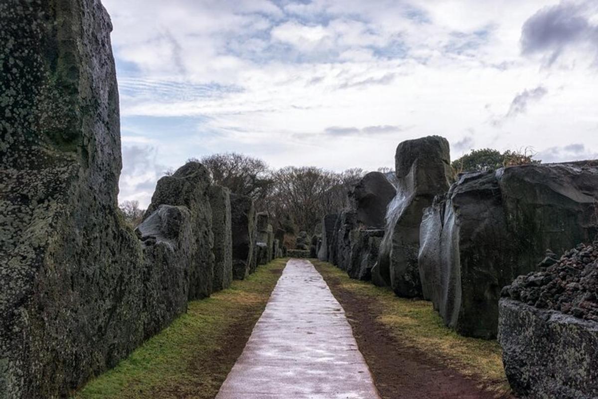 un camino entre dos grandes muros de piedra