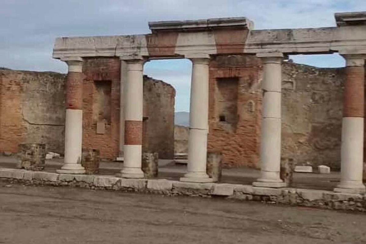 un edifici antic amb columnes al costat d'un carrer