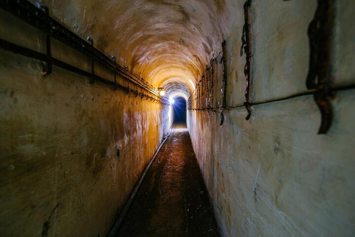 un tunnel con una luce alla fine