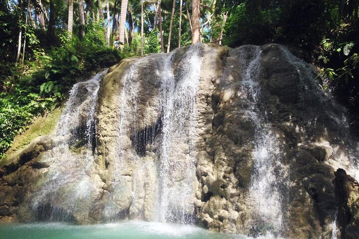 air terjun di atas batu di dalam hutan