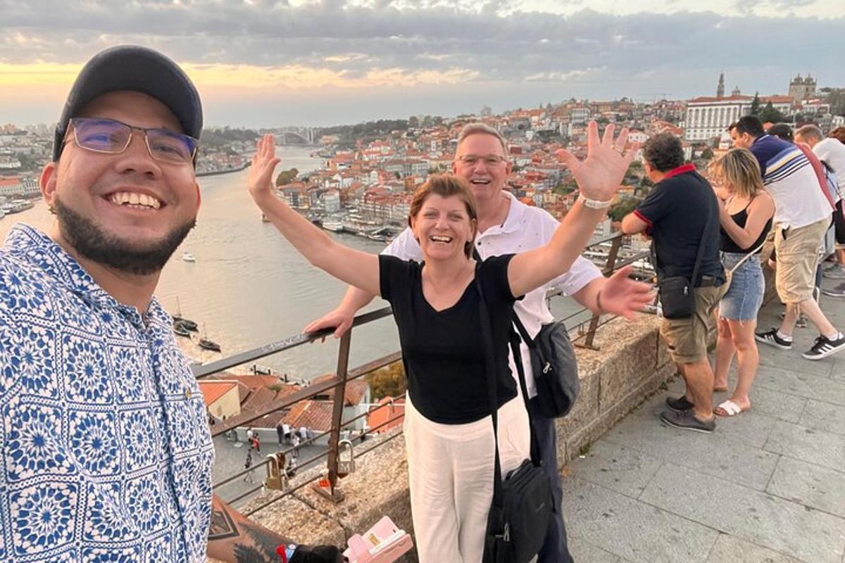 un gruppo di persone in piedi su una sporgenza con le mani alzate