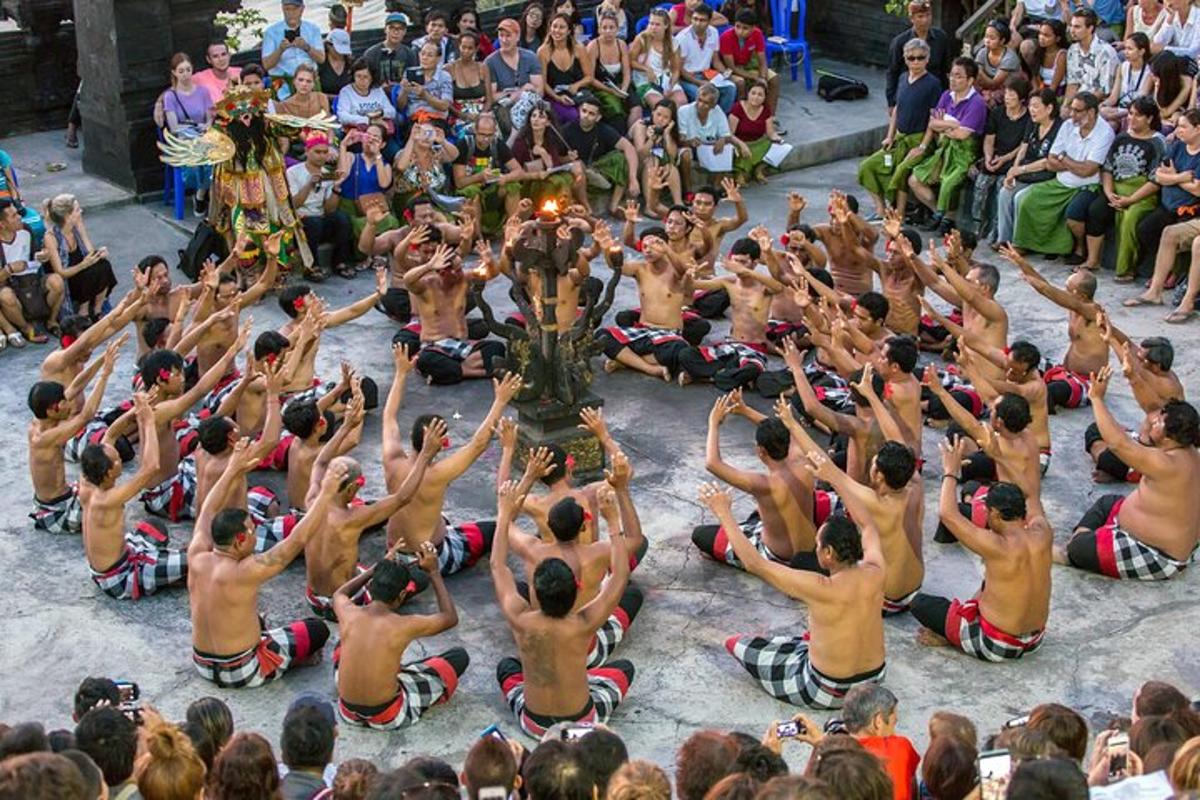 群衆の前で地面に座っている男性のグループ