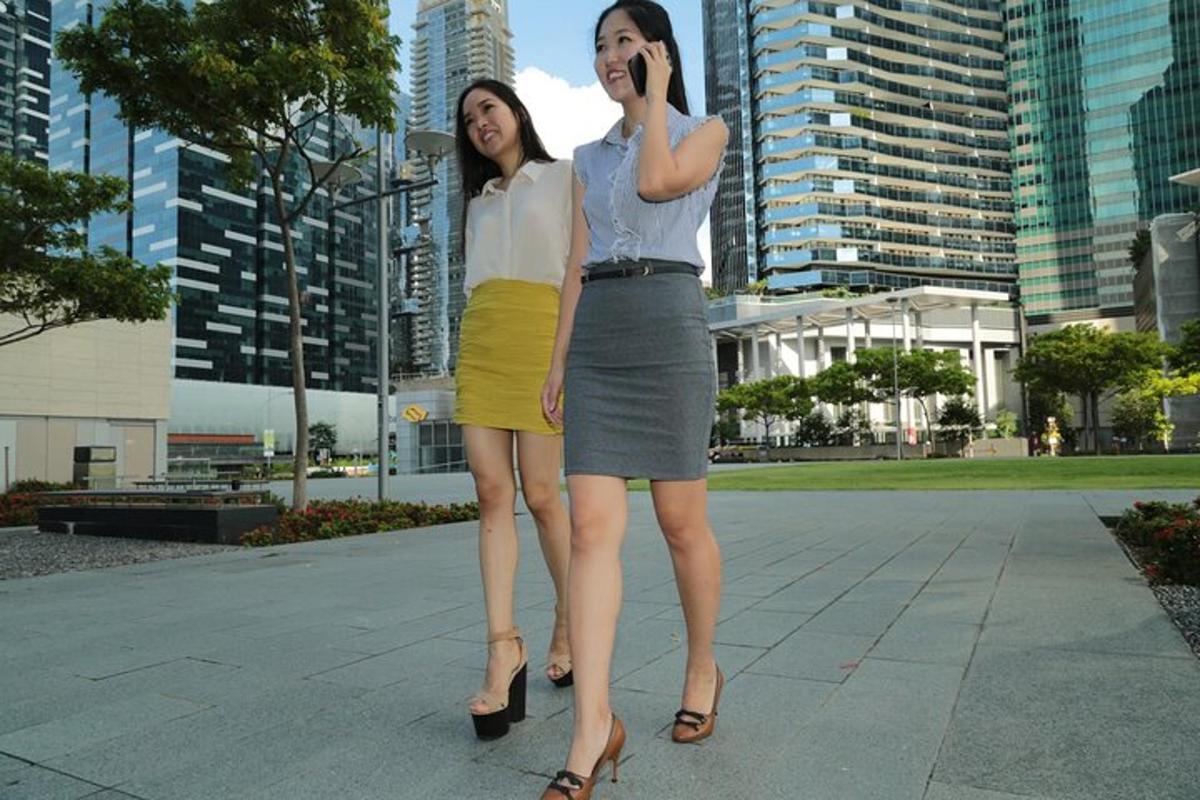两个女人站在一起用手机聊天