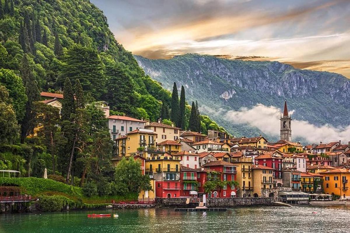 uma cidade na margem de um corpo d'água