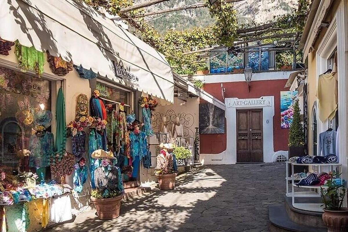 ένας δρόμος με ένα κτίριο με πολλά καταστήματα