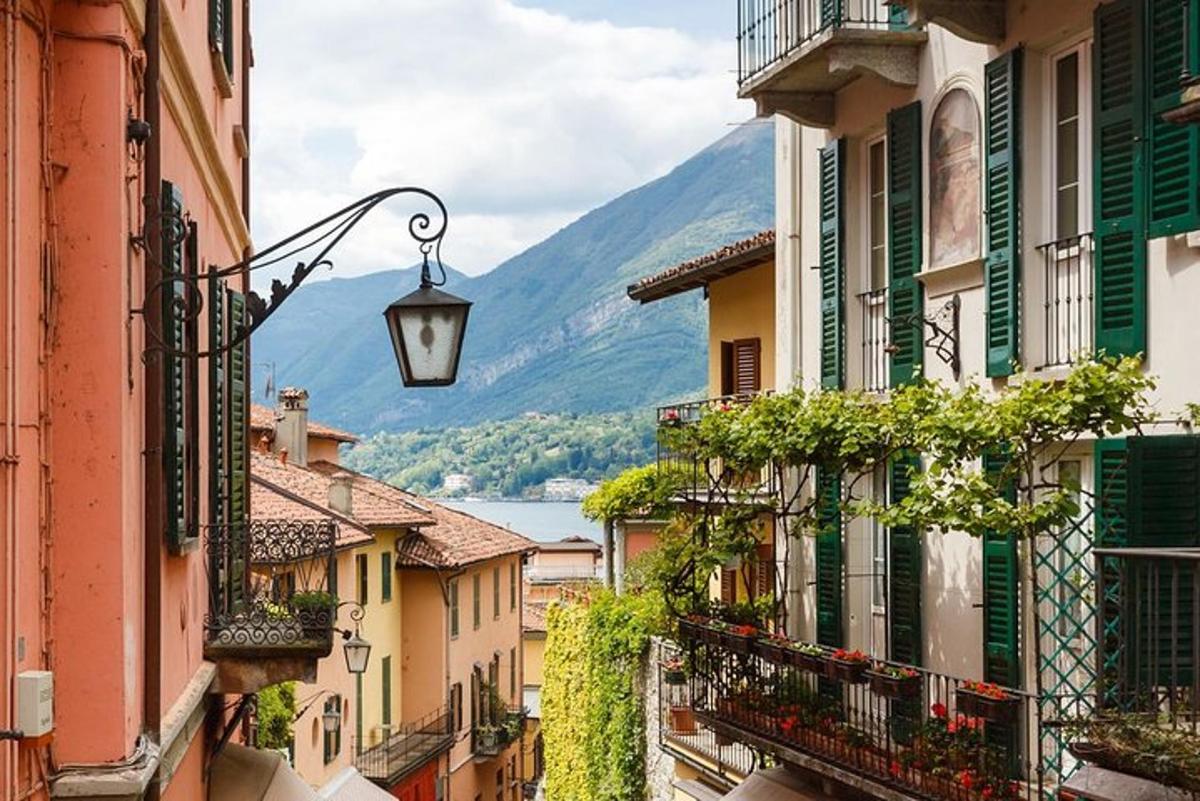Una calle con edificios y una farola y un lago.