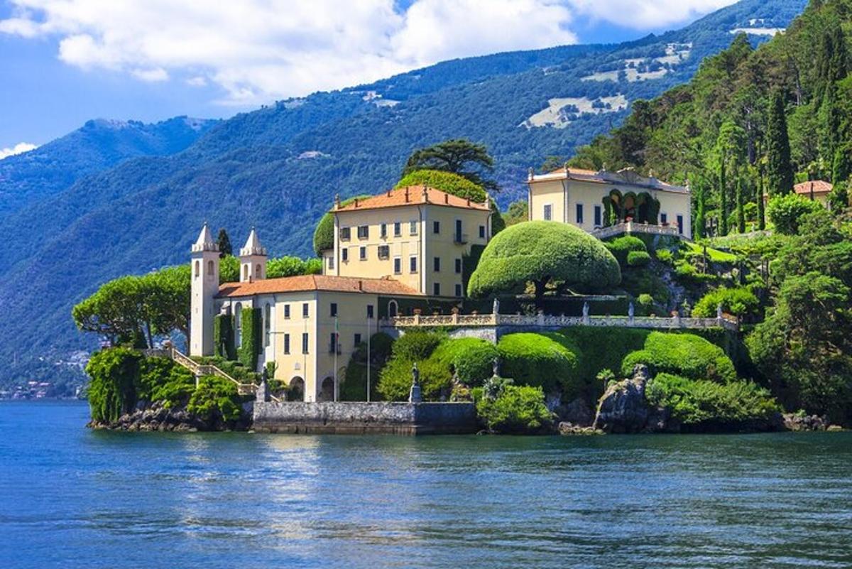 una casa grande en una isla en el agua