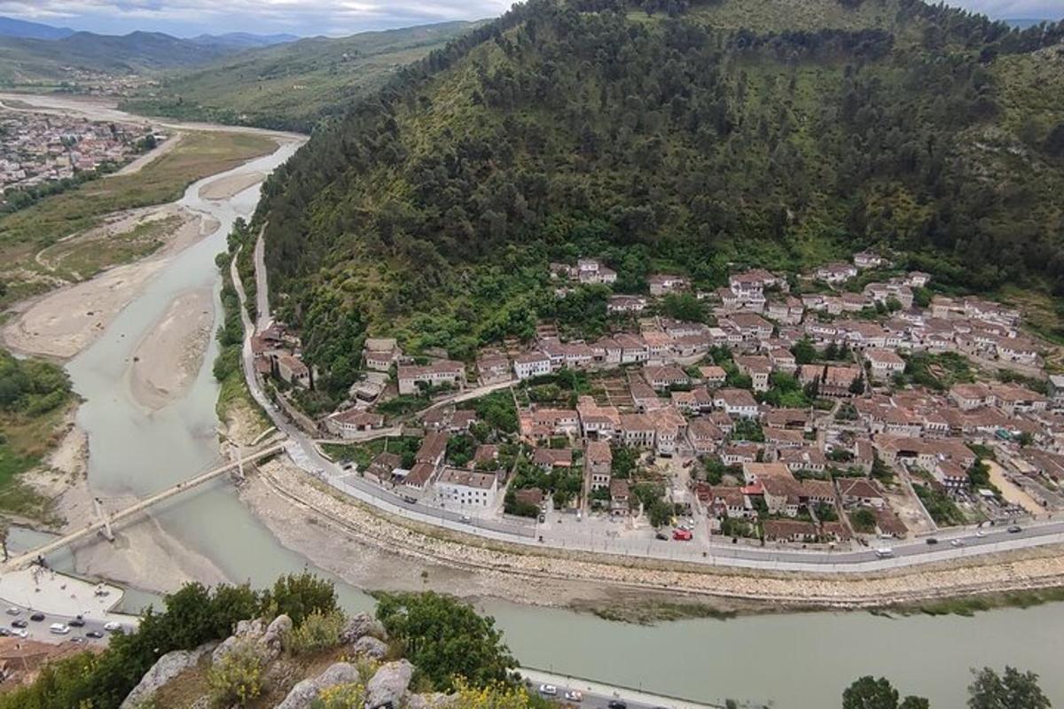 una vista aérea de un pueblo junto a un río