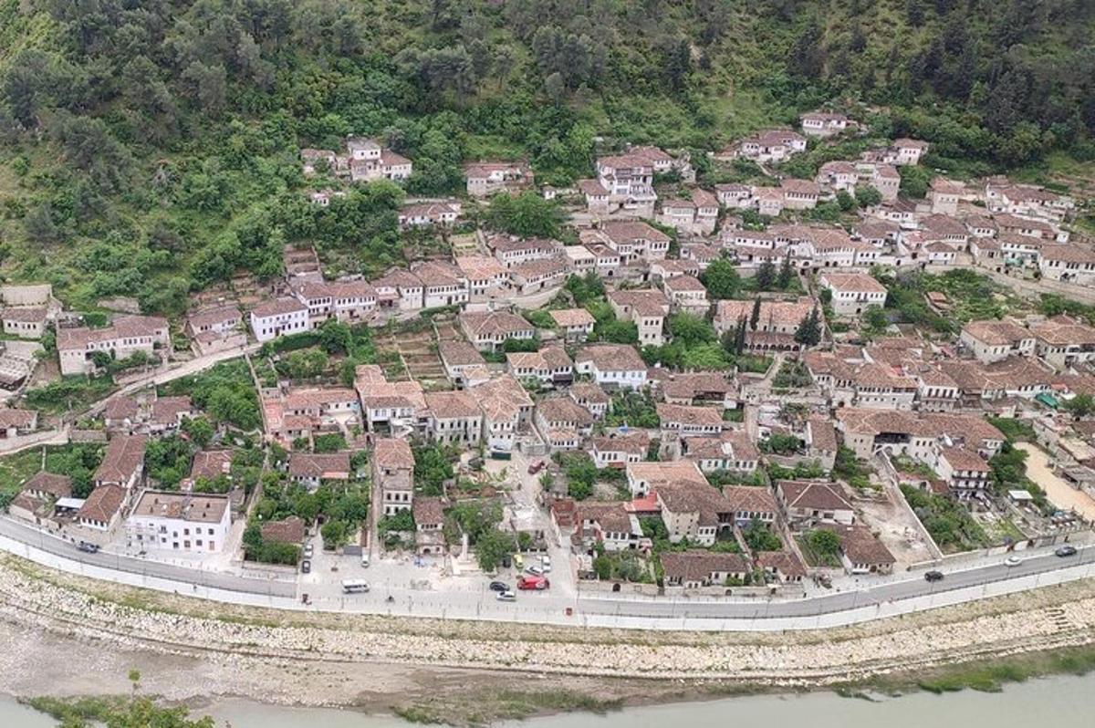 Una vista aérea de un pueblo con casas en una colina.