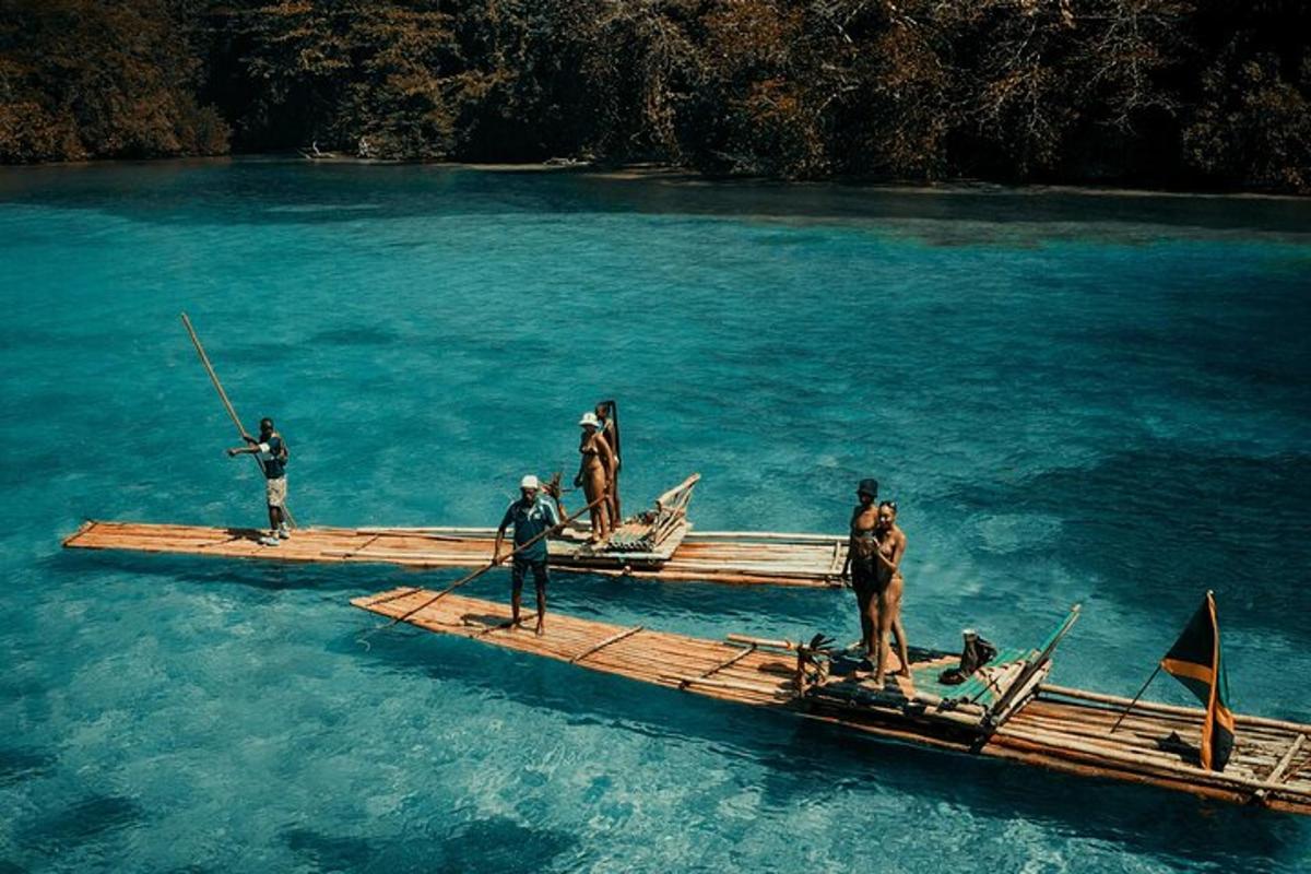 un gruppo di persone in piedi su una zattera in acqua
