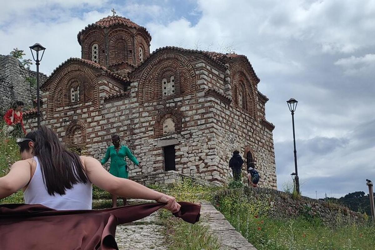 una mujer sentada frente a un edificio antiguo