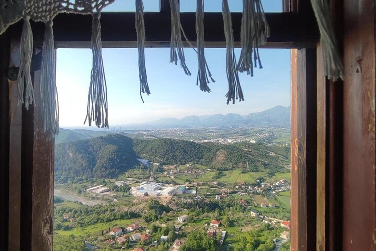 Una vista de un valle desde una ventana