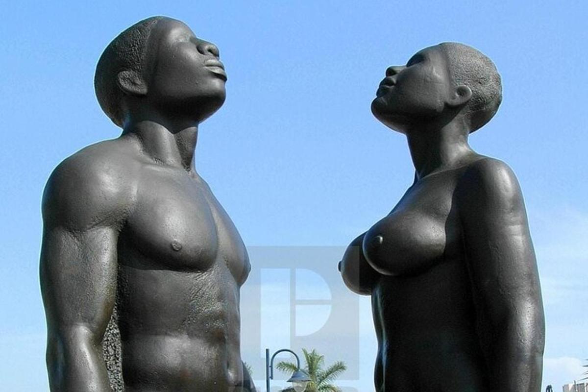 due statue di due ragazze in piedi una accanto all'altra
