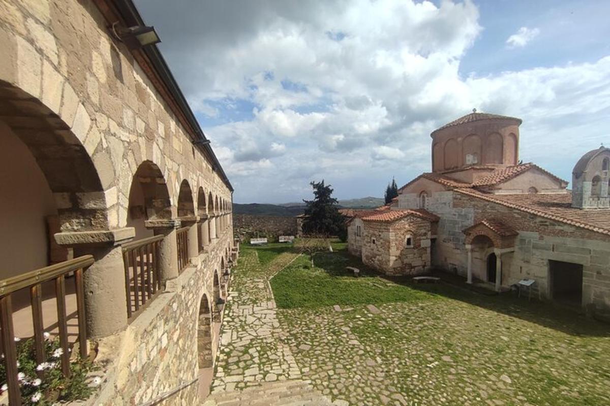 Una vista de un edificio antiguo y una iglesia.