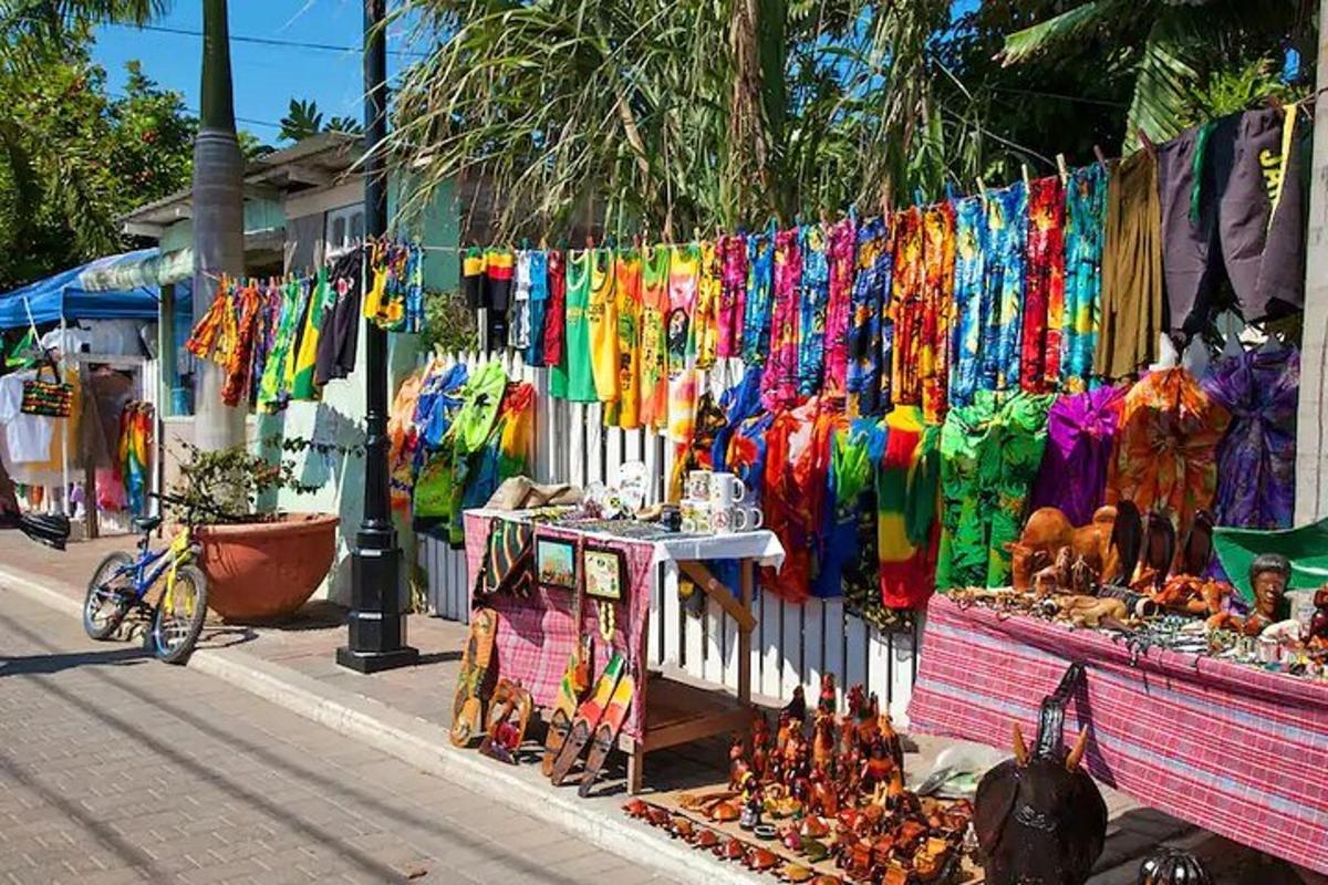 una strada con una recinzione e un mucchio di oggetti colorati