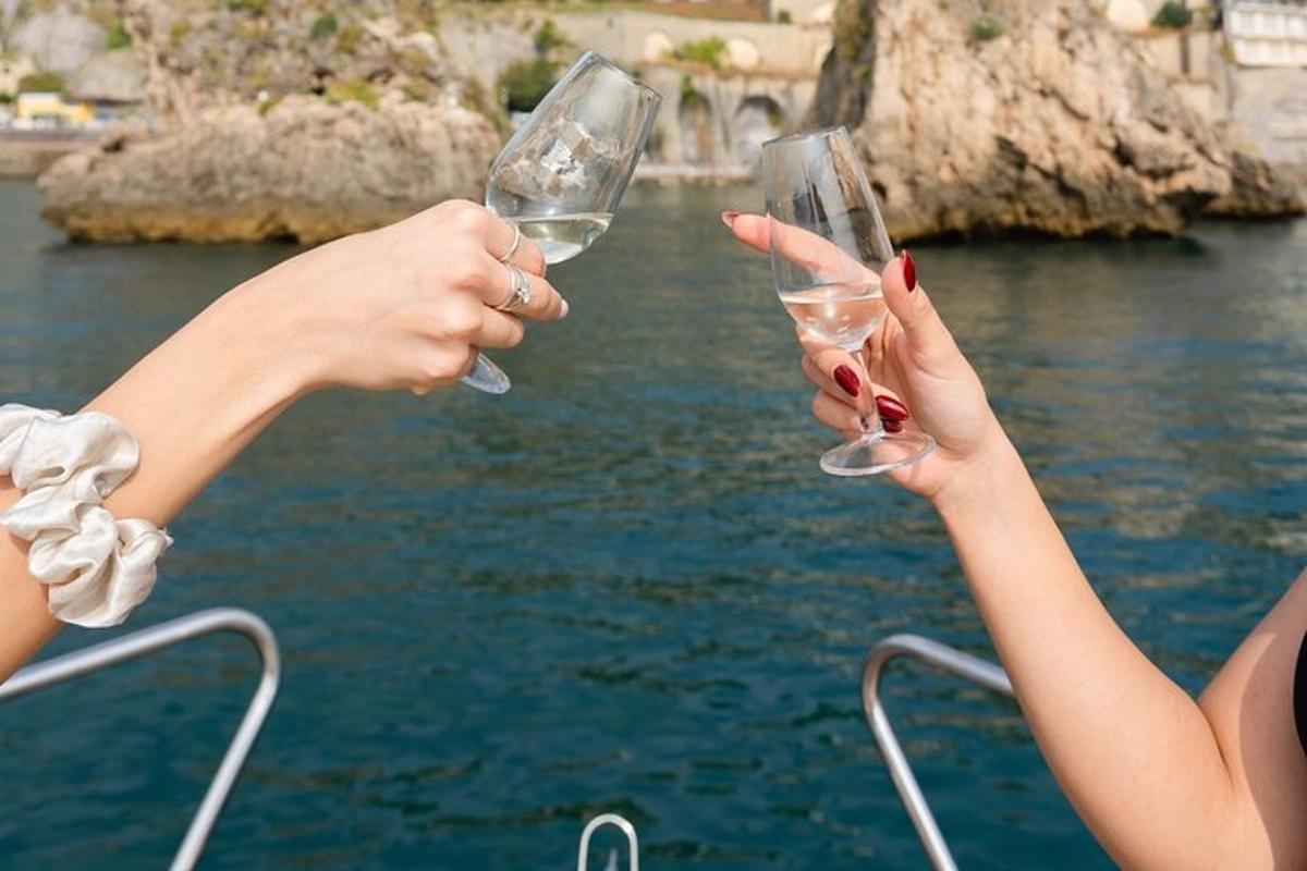 due persone che tengono in mano dei bicchieri di vino davanti all'acqua