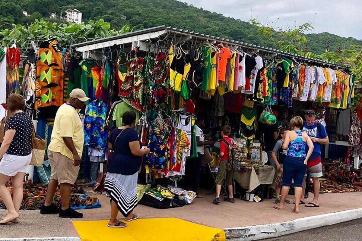 un gruppo di persone in piedi davanti a un mercato