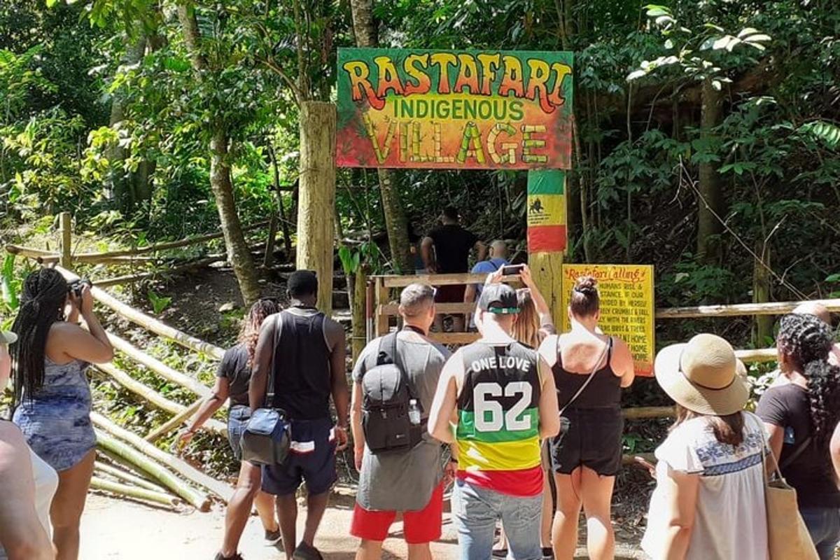 sekumpulan orang berdiri di hadapan papan tanda