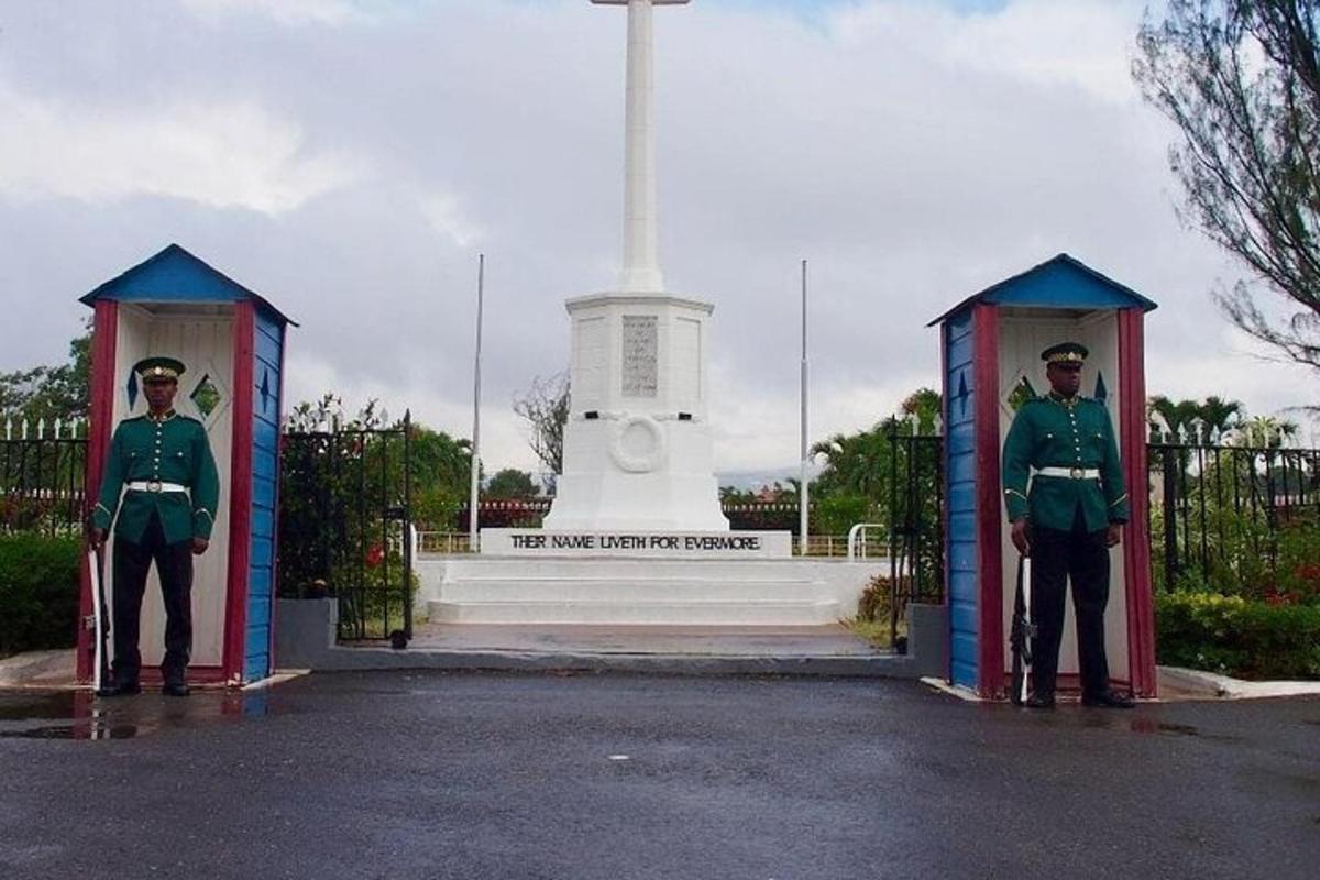 due uomini in uniforme in piedi davanti a un monumento
