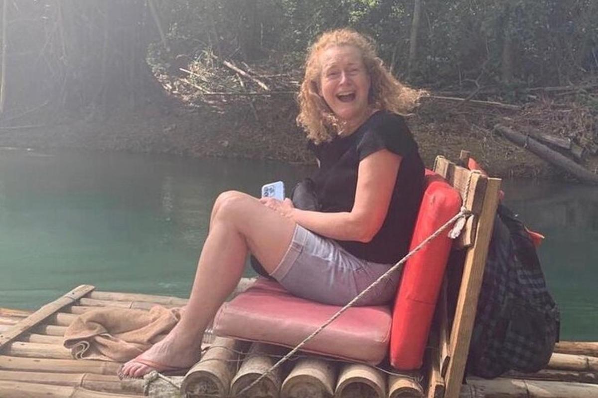 una mujer sentada en una silla en una balsa