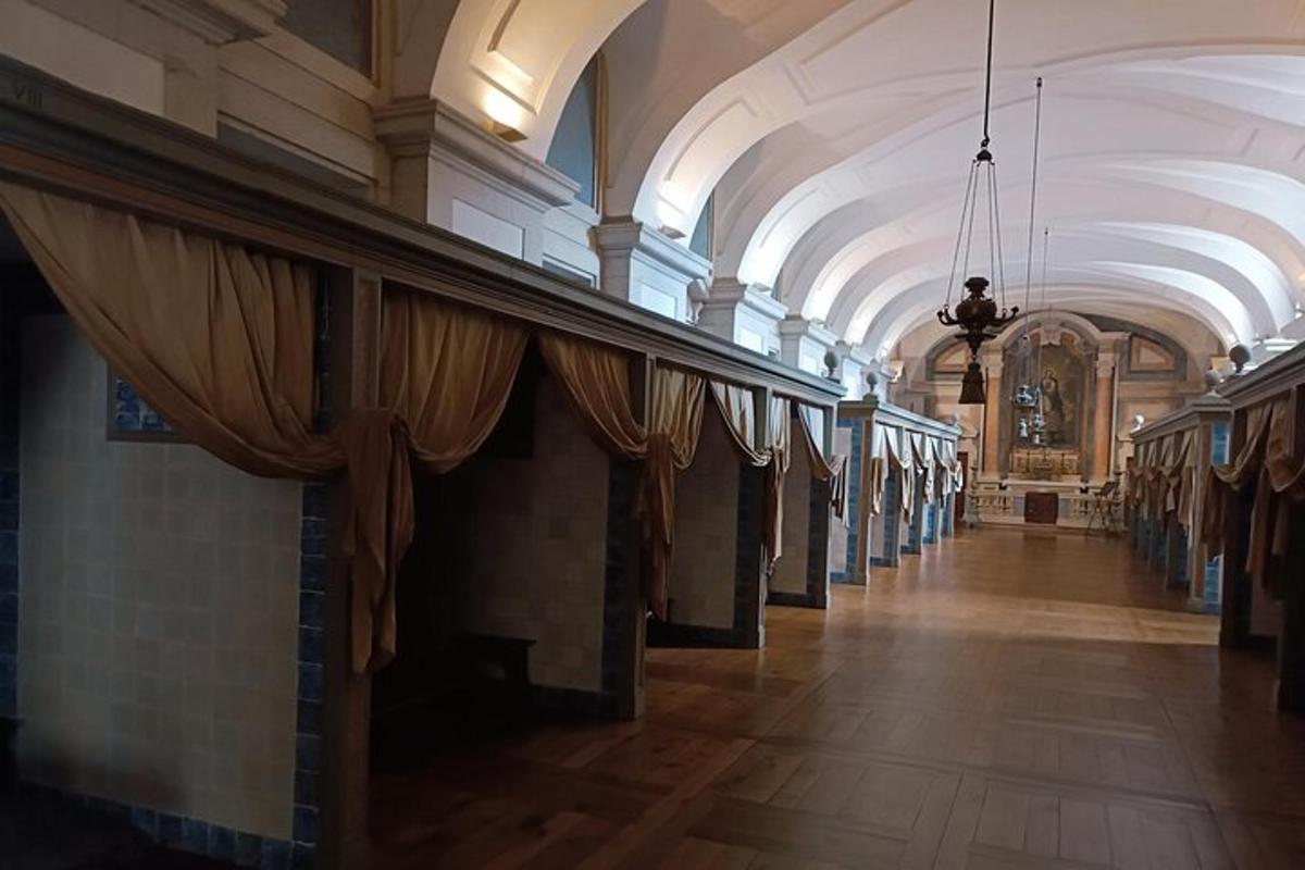 un hol lung cu perdele într-o clădire