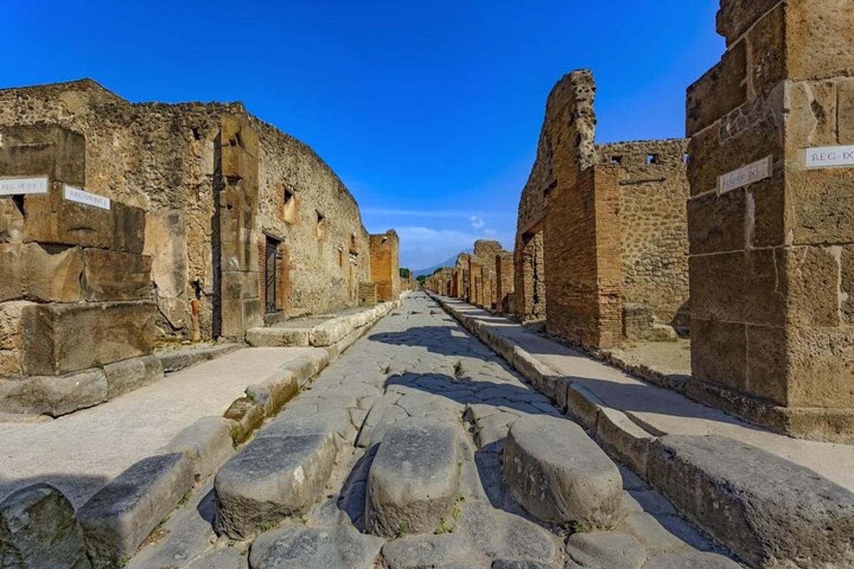 una strada vuota tra le rovine di un edificio