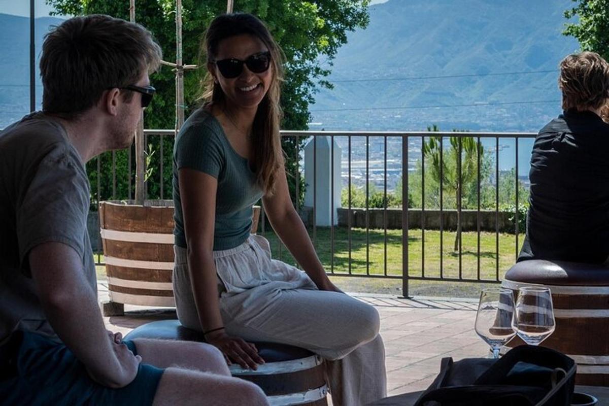 una donna seduta su una panchina con un uomo