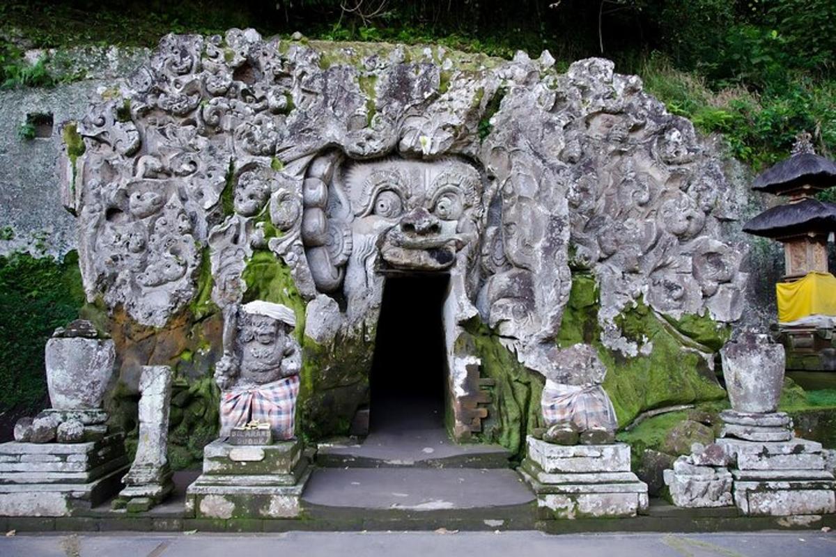 pintu masuk ke gerbang batu dengan patung batu