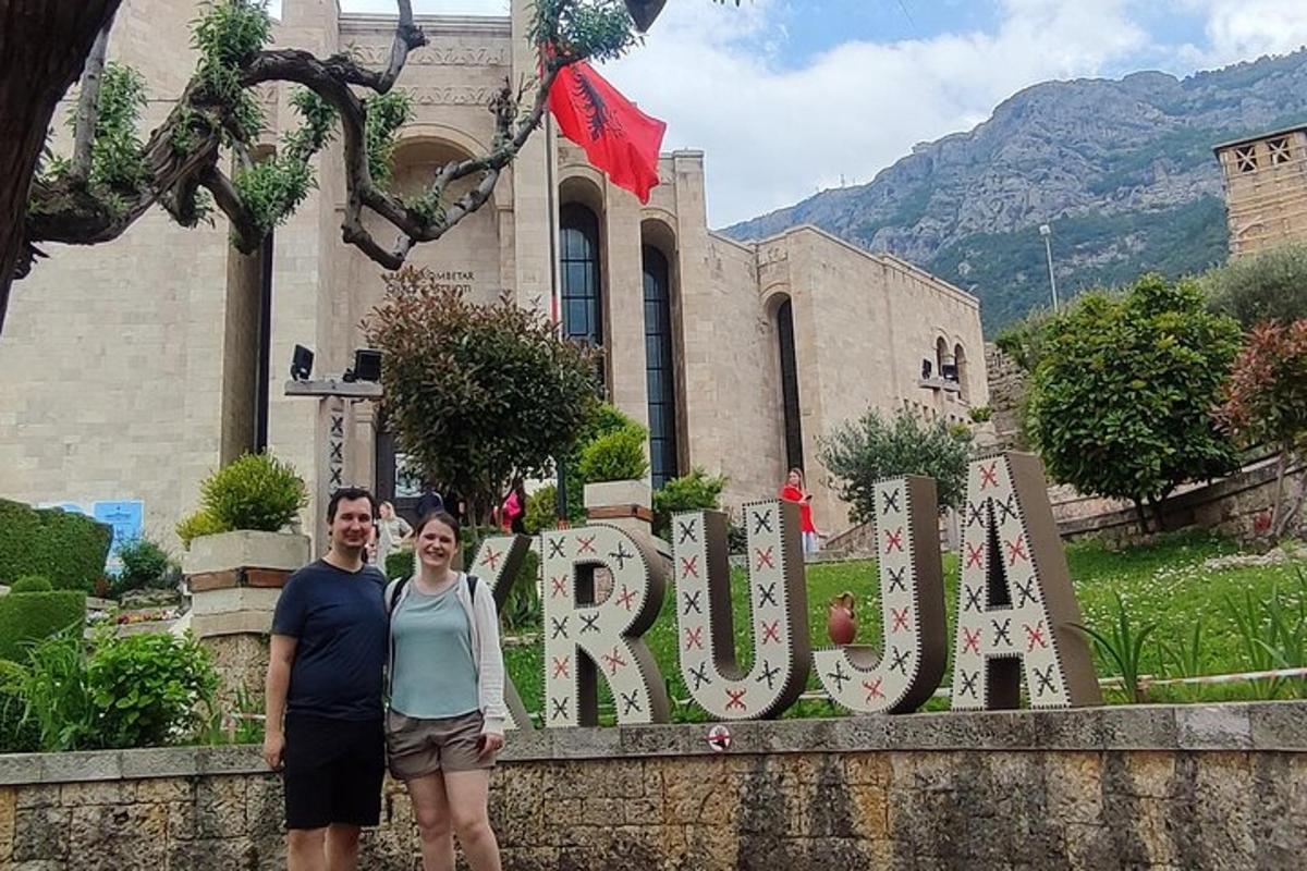 un uomo e una donna in piedi davanti a un cartello