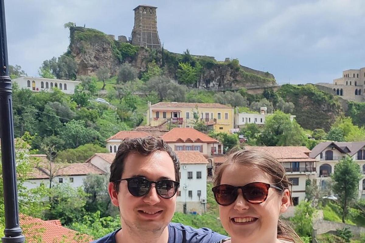 un uomo e una donna in piedi di fronte a una città