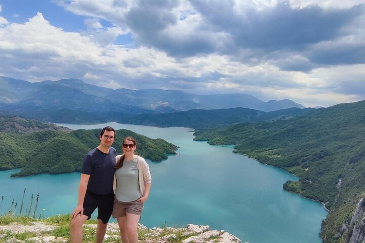 un uomo e una donna in piedi sulla cima di una montagna