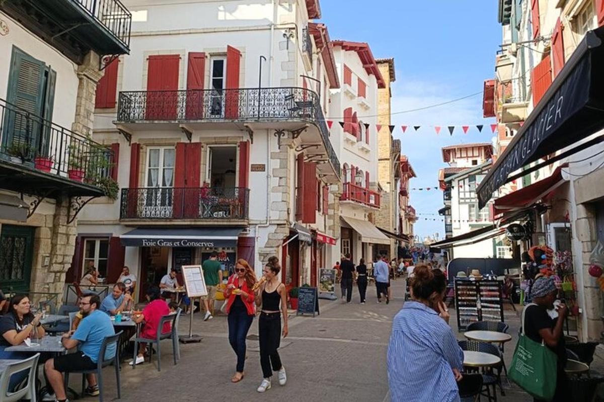 un grup de persones caminant per un carrer amb edificis