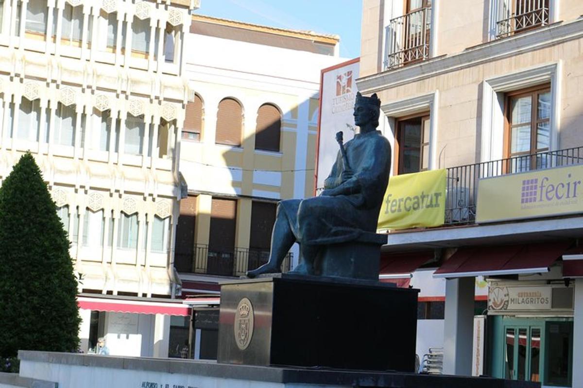 uma estátua no meio de uma cidade com prédios